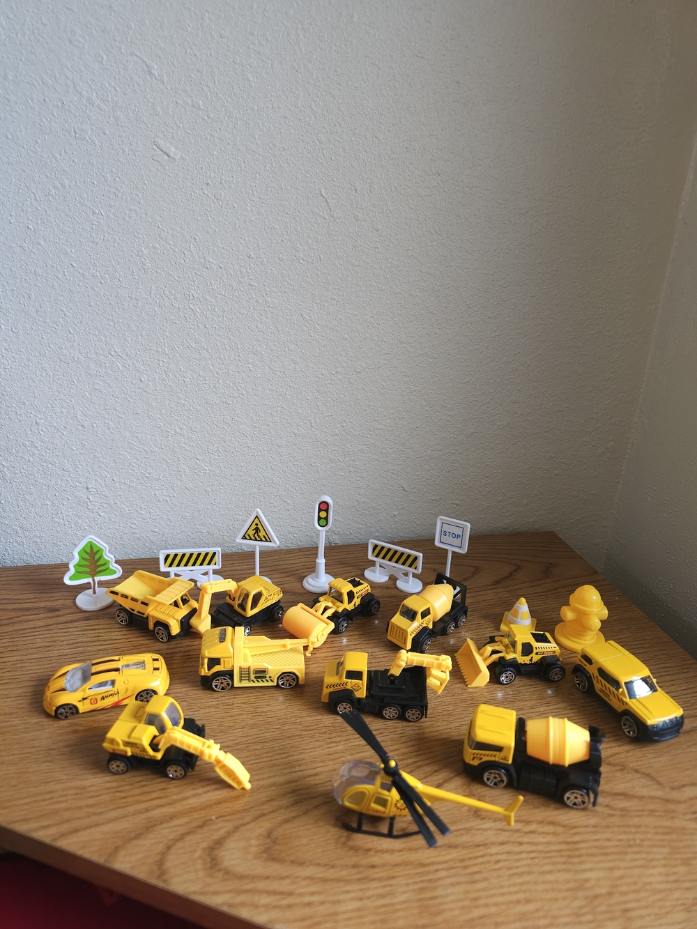 Construction Vehicle Lot Of 12 & Road Signs 2.5 Inch Diecast Plastic - Picture 2 of 13